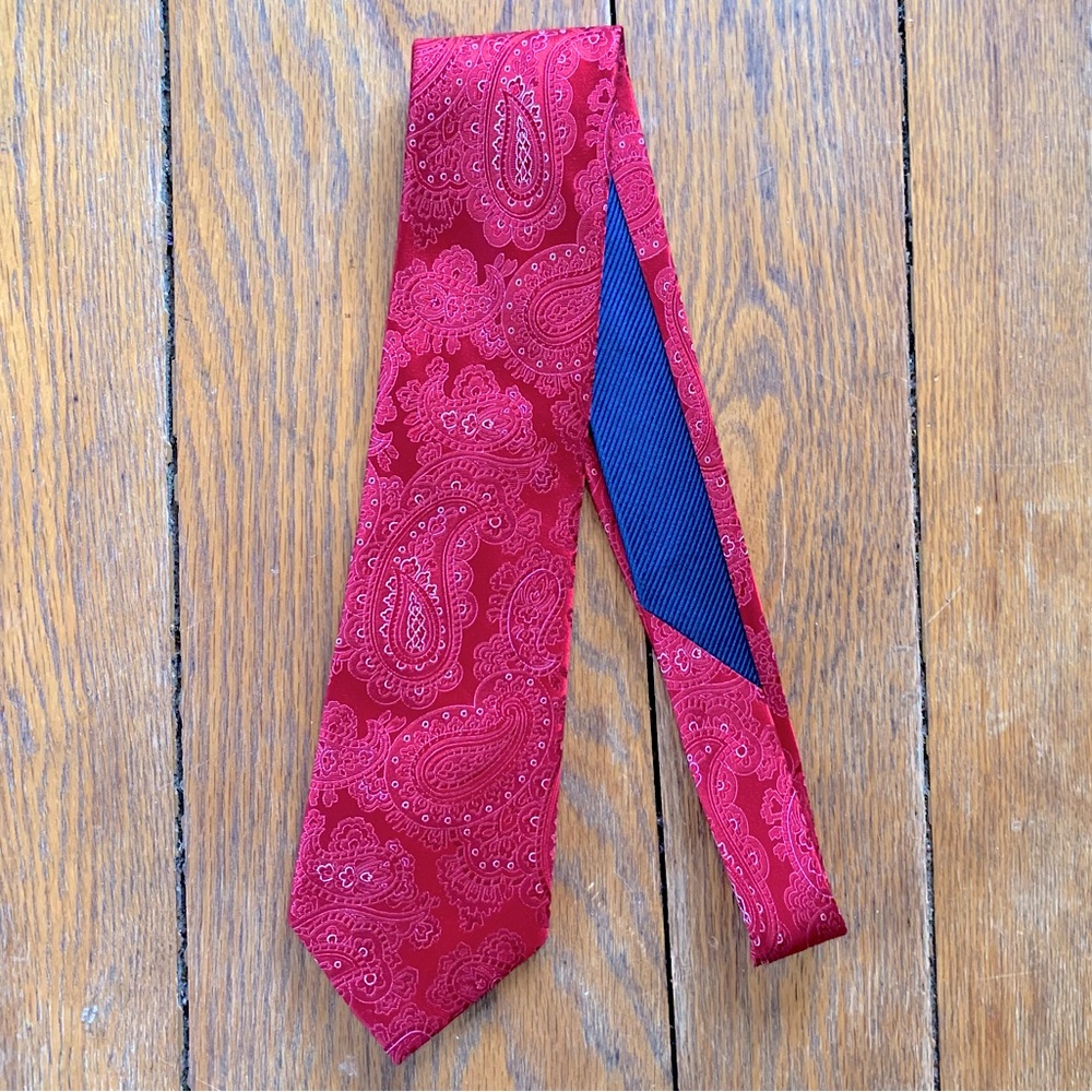 Tommy Hilfiger 90’s Vintage Red Paisley Silk Tie with Green Medallon Logo Lining